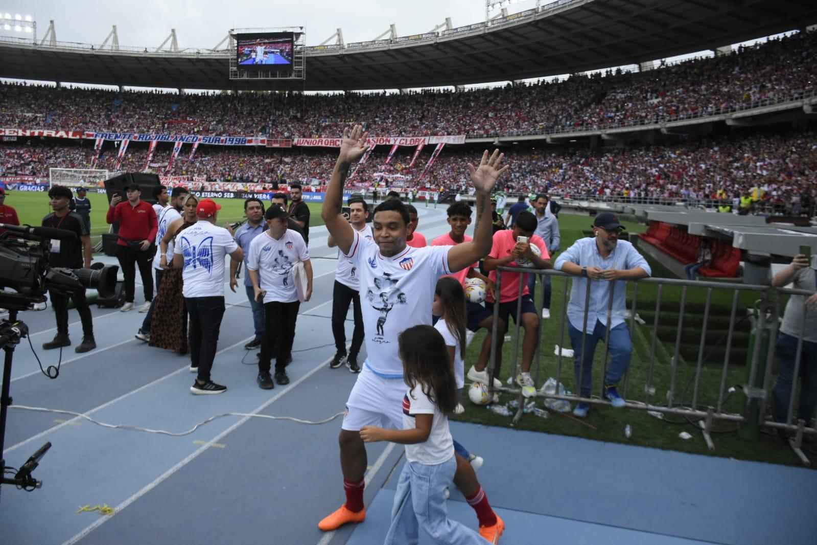 Luis Muriel llegó al homenaje a Sebastián Viera