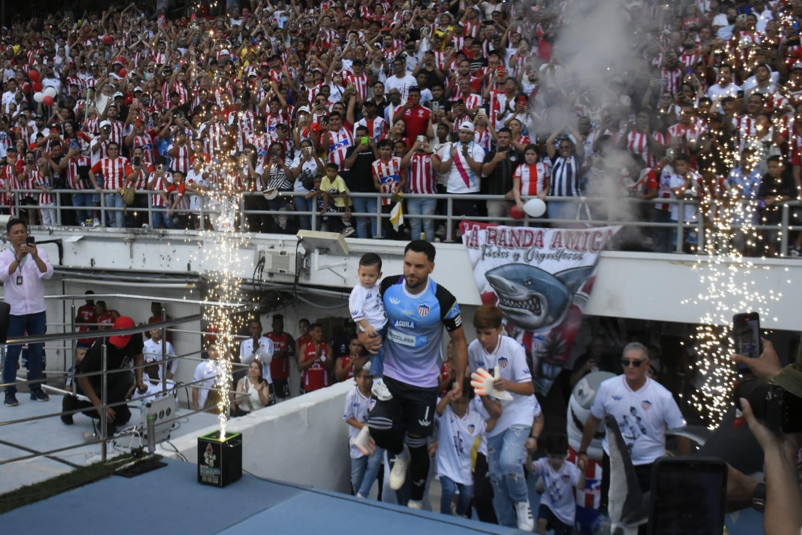 Sebastián Viera al saltar a la cancha acompañado de sus familiares