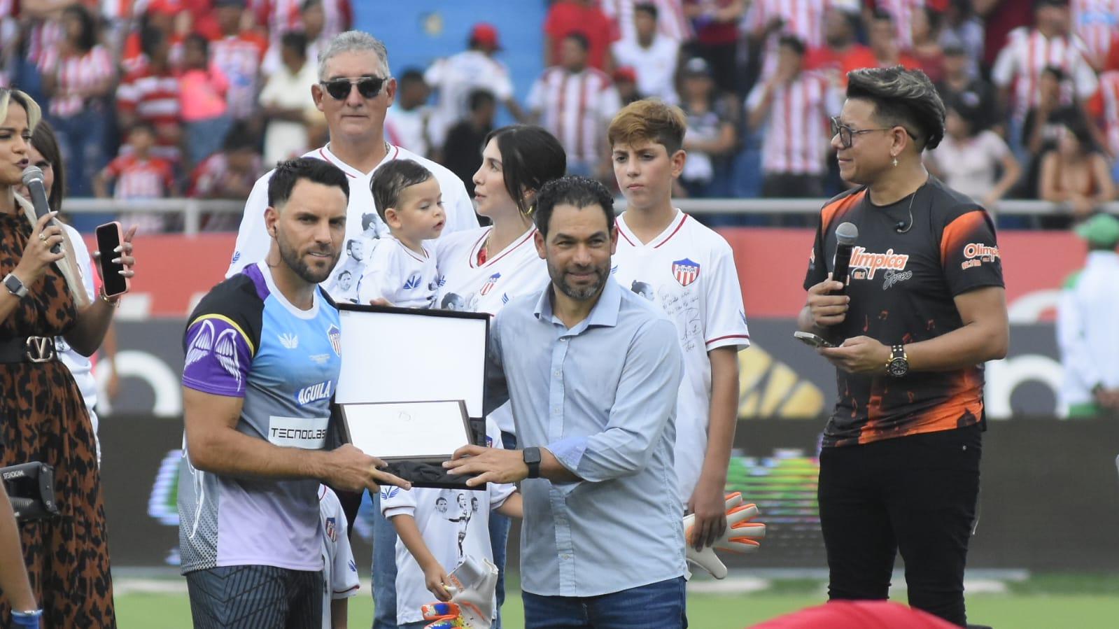 Sebastián Viera recibe reconocimiento de la Dimayor