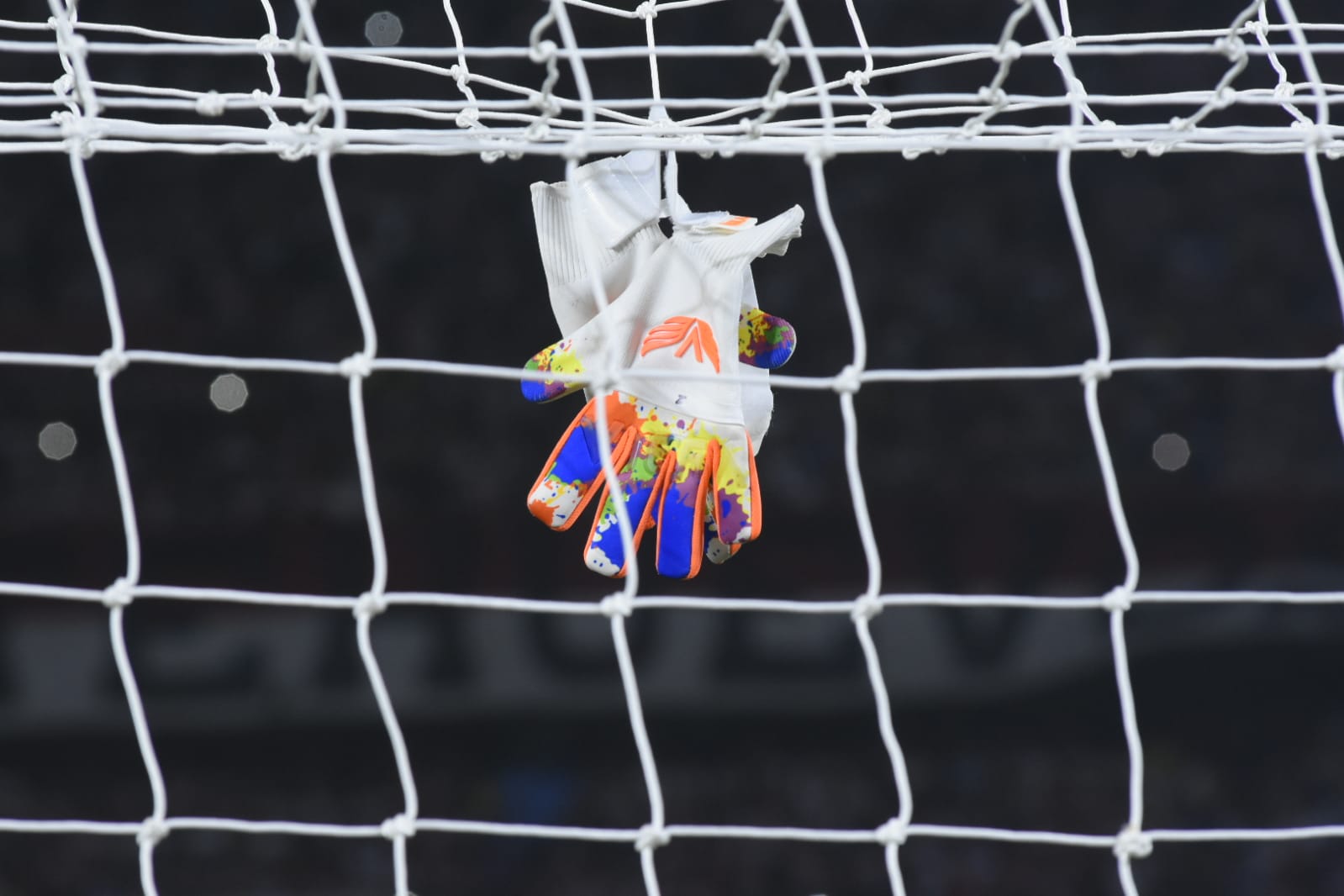 Los guantes que llevó en su último partido con Junior