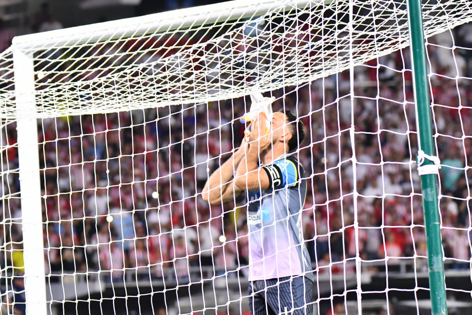 Sebastián Viera besa los guantes que llevó en su último partido con Junior