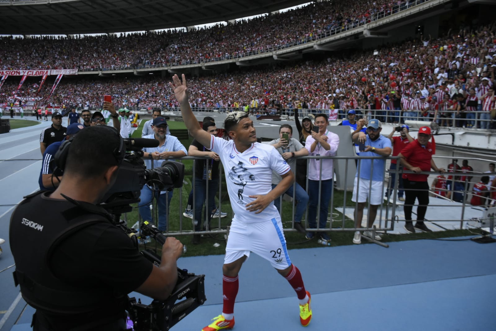 Teófilo Gutiérrez aplaudido por la afición.