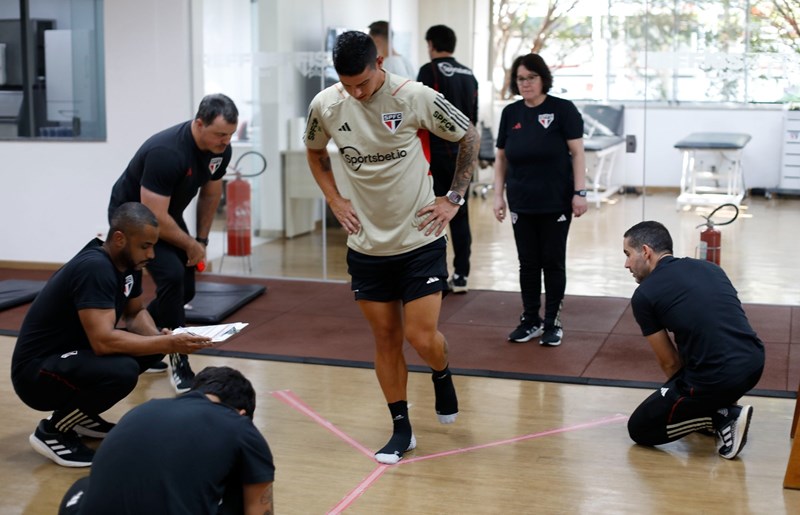 James Rodríguez durante las evaluaciones físicas. 