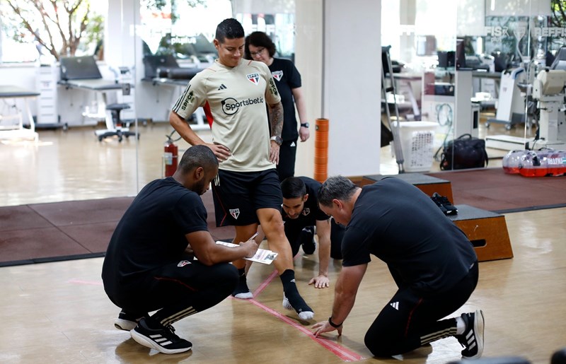 James cumpliendo con las evaluaciones físicas. 