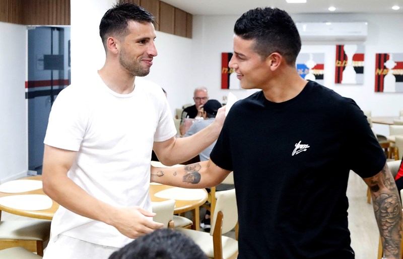 Saludo con el atacante argentino Jonathan Calleri. 