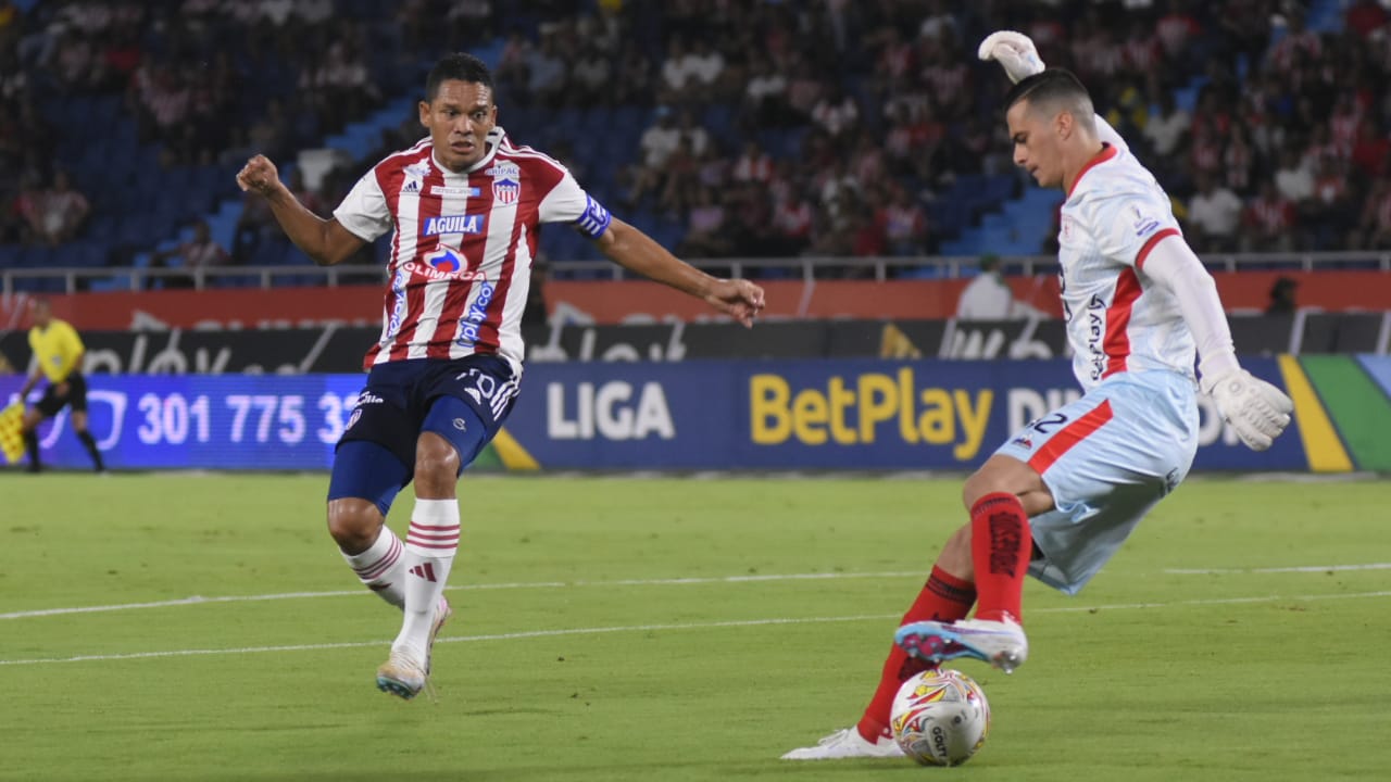 El portero Jorge Soto se alista para el despeje ante la llegada de Carlos Bacca.