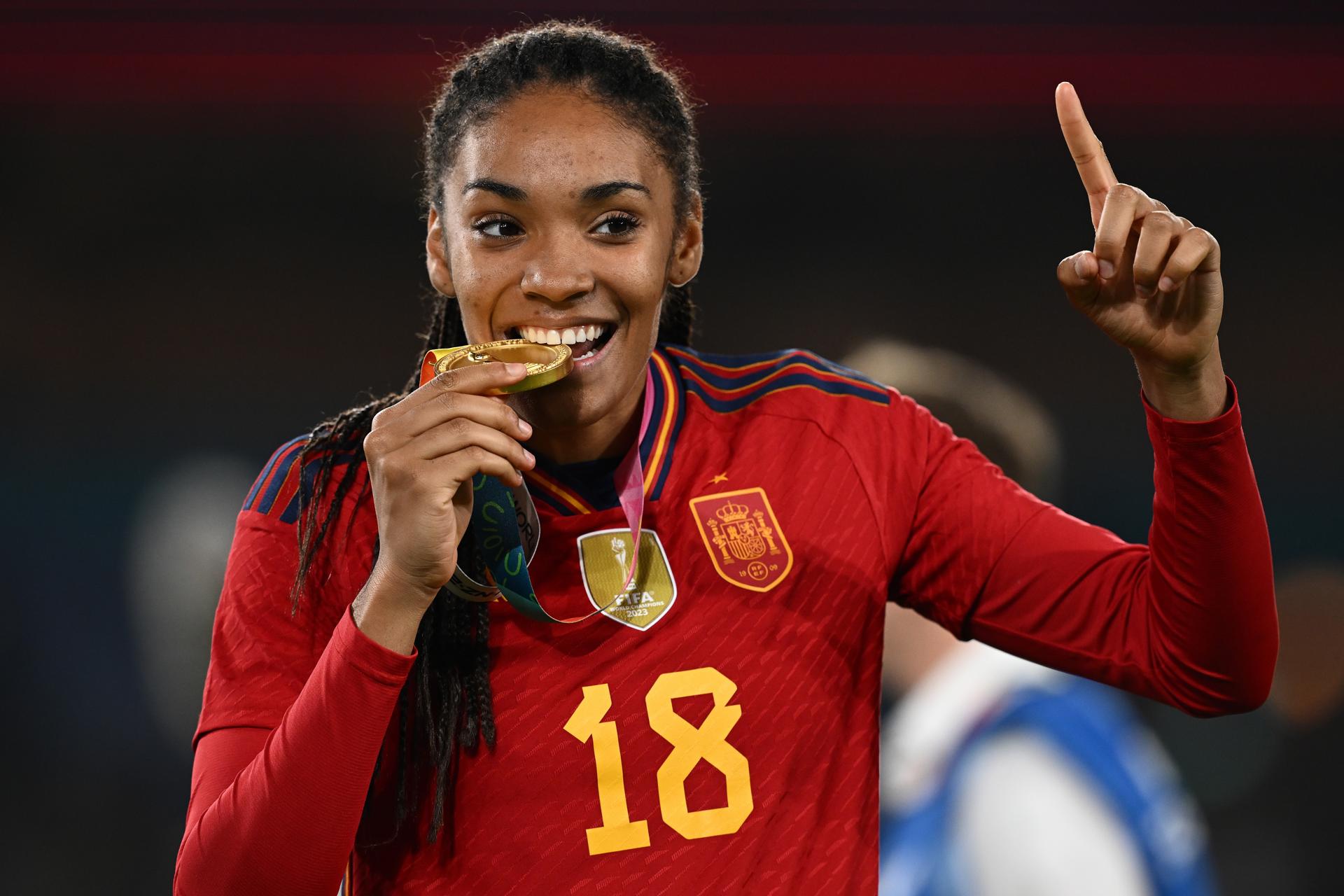 Salma Paralluelo celebra ganar el partido.