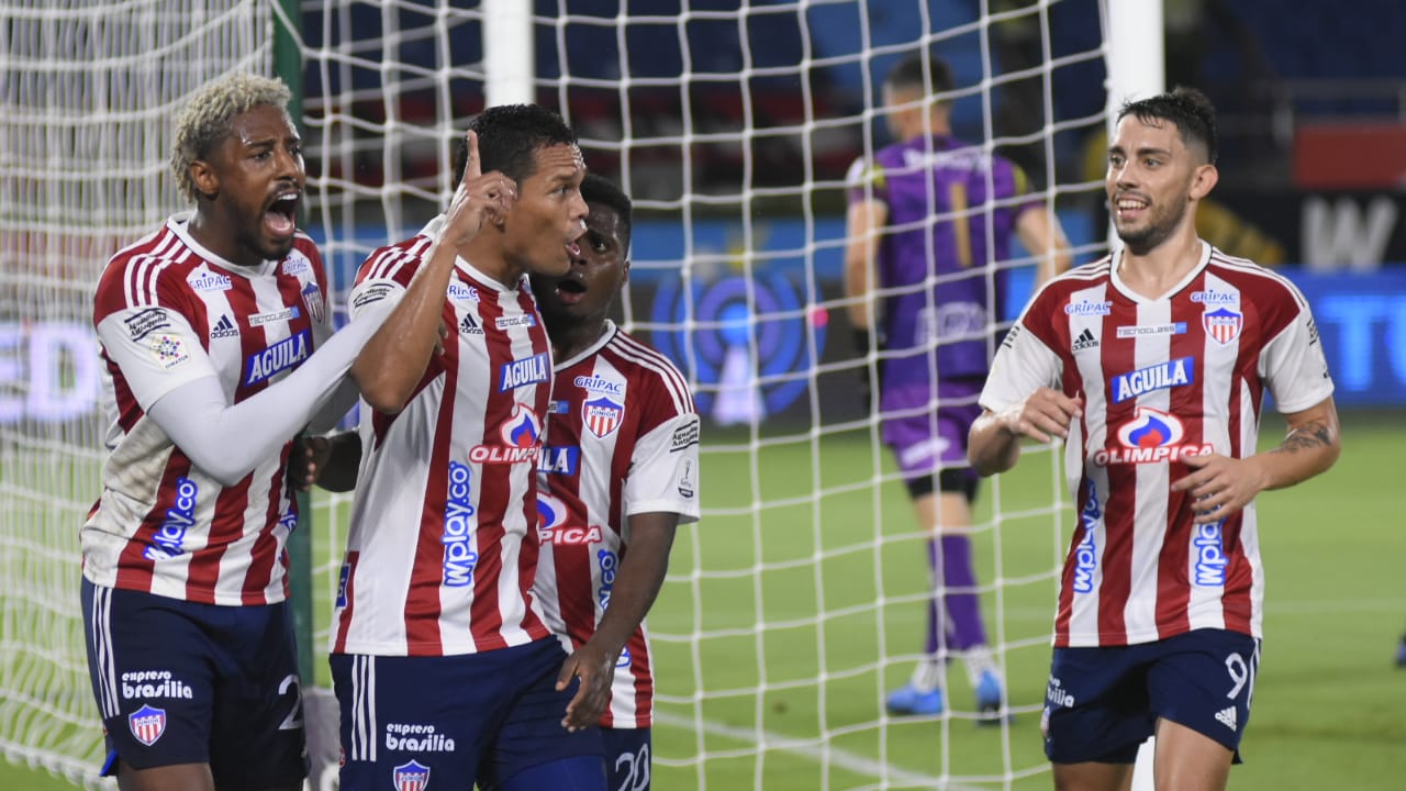 Carlos Bacca con Omar Albornoz, Déiber Caicedo y Gonzalo Lencina.