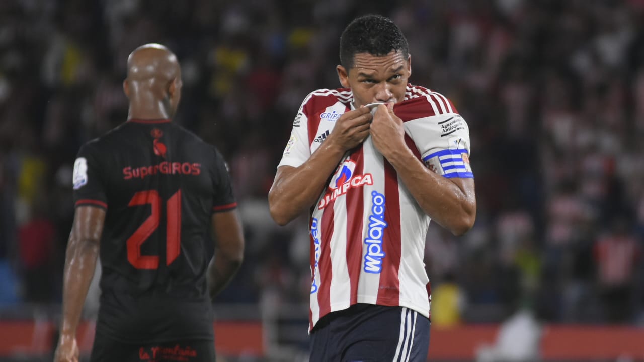 La celebración de Carlos Bacca tras marcar el primer gol del Junior. 