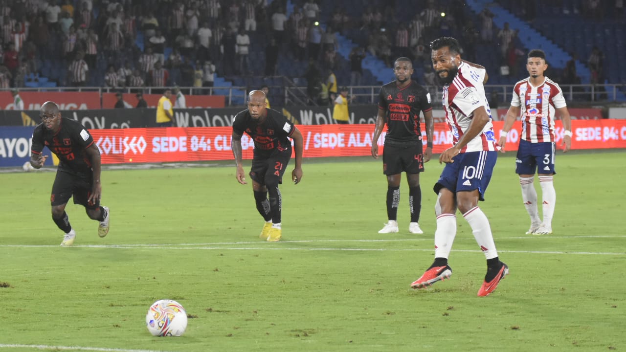 'Cariaco' González ejecuta la pena máxima que significó el segundo gol del Junior.