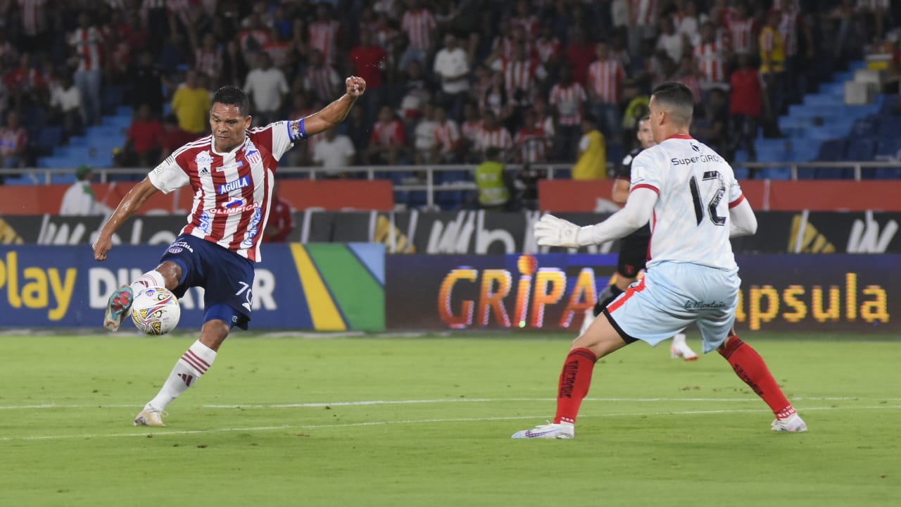 Mano a mano de Carlos Bacca con el portero americano Jorge Soto. 