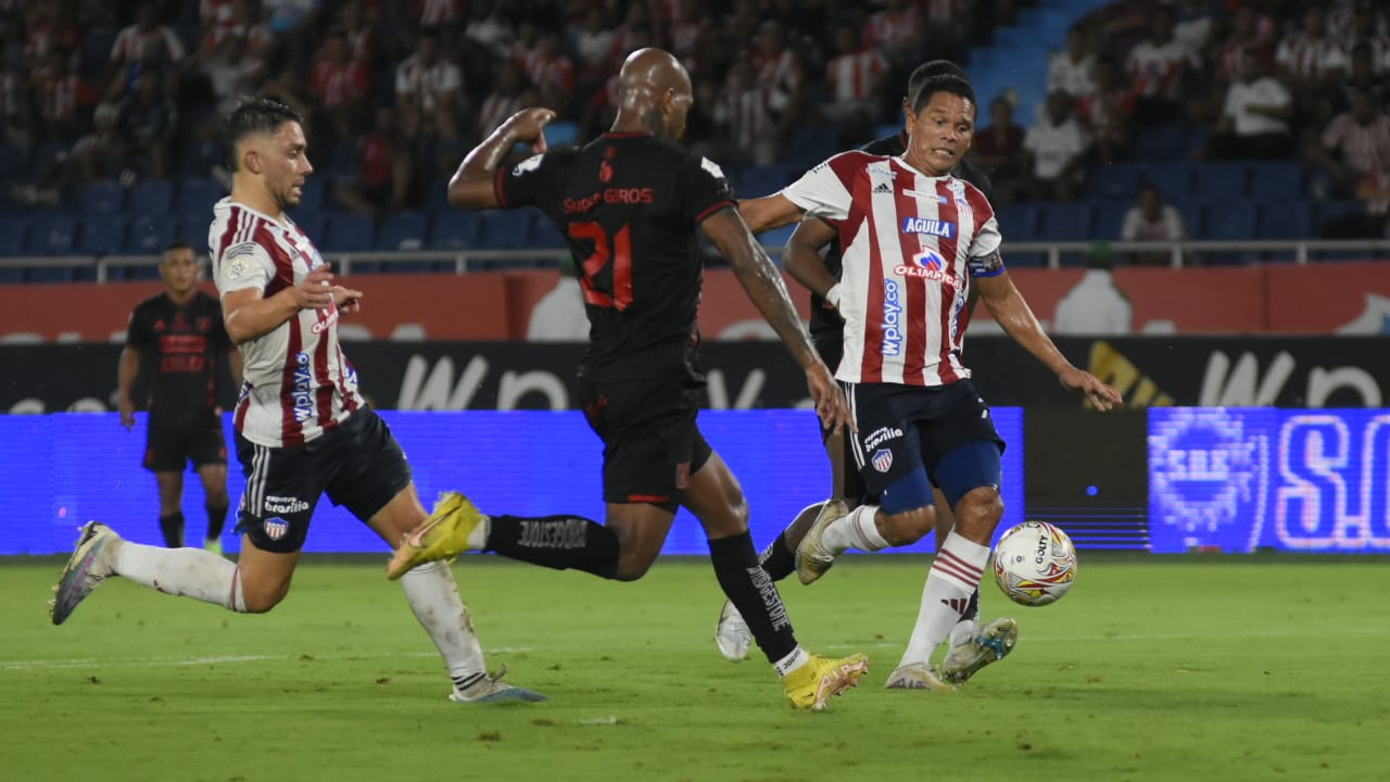 Edwin Velasco sale al cortar el avance de Carlos Bacca.