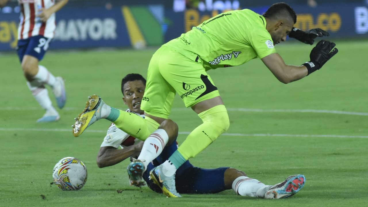 Carlos Bacca en medio de su frustración.