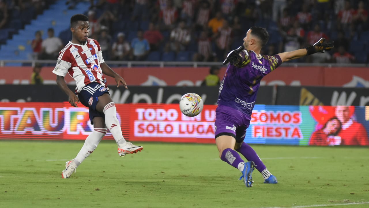 Jugada de gol de Déiber Caicedo ante Ezequiel Mastrolía.