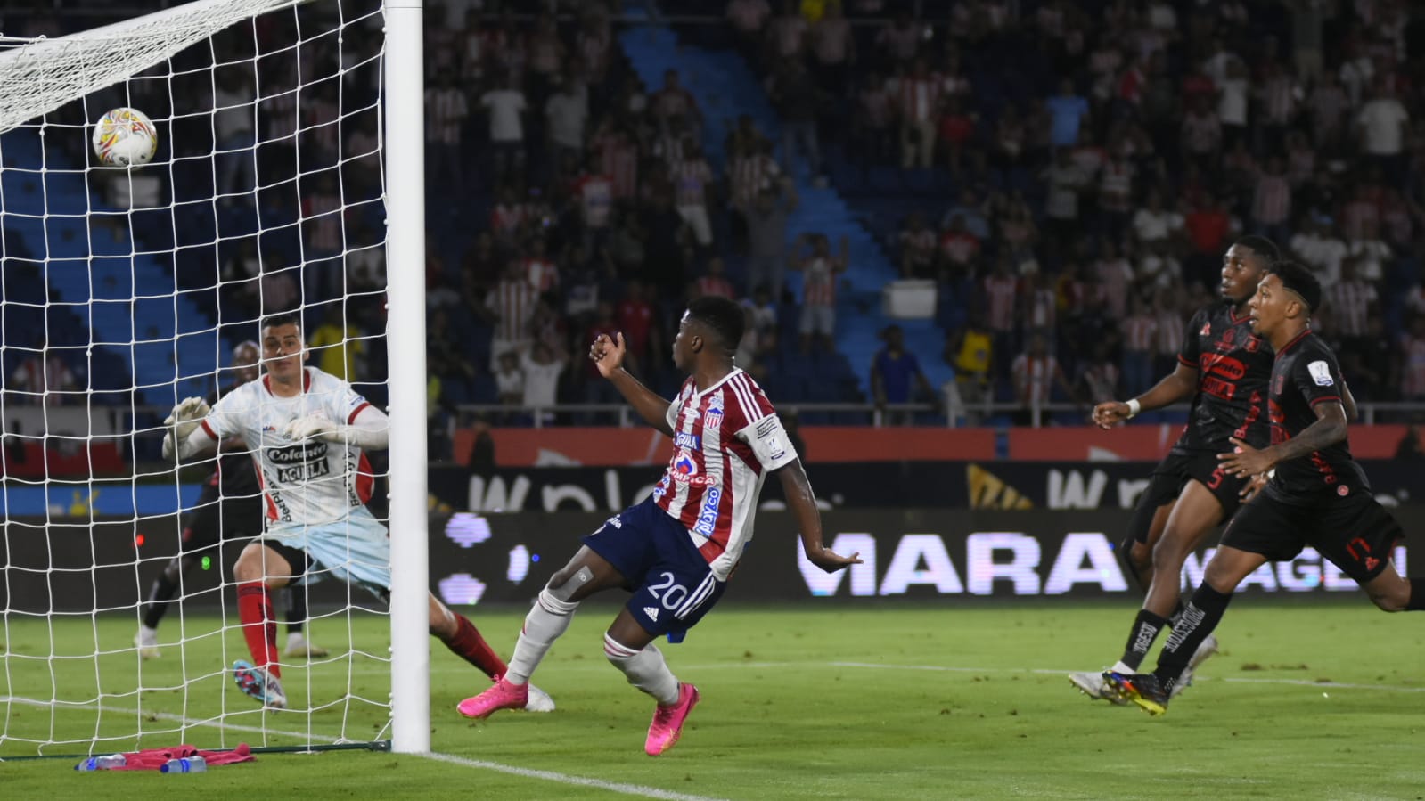 El gol del empate del Junior marcado por Déiber Caicedo. 