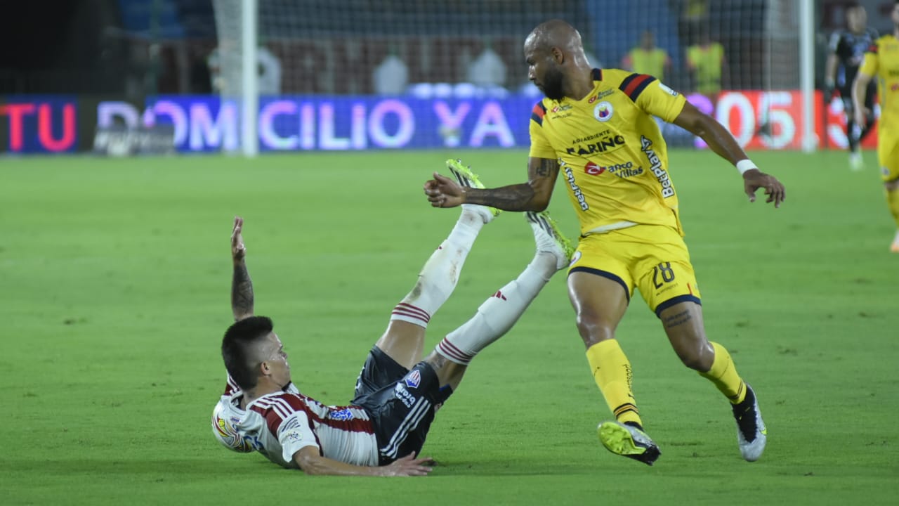 Walmer Pacheco disputando el balón.