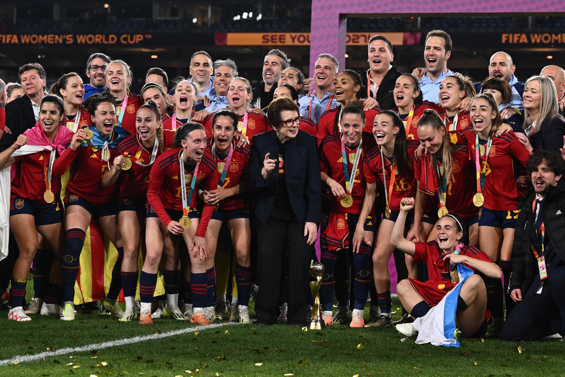 Las jugadoras españolas celebran con la gran tenista Billie Jean King.