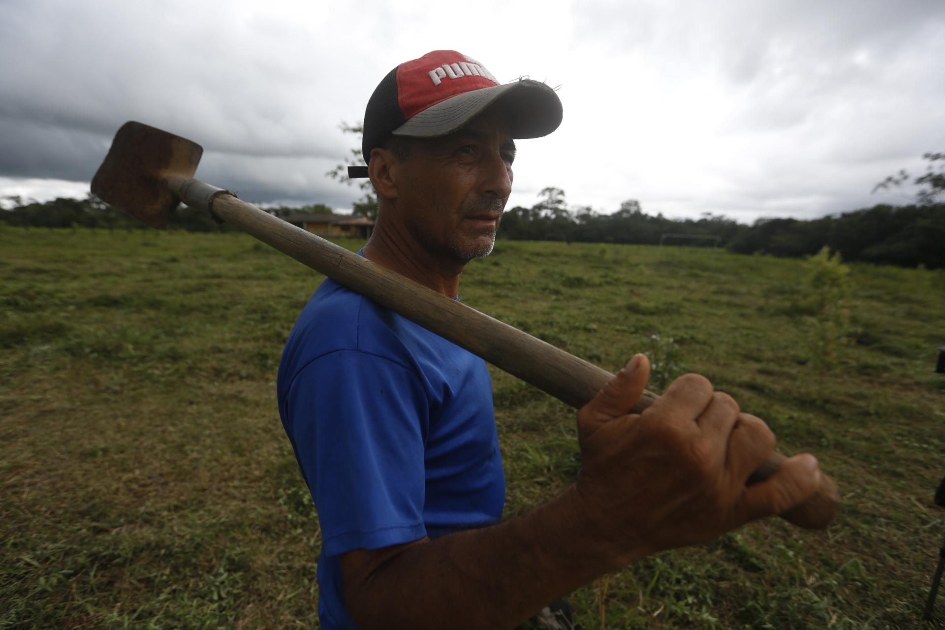 Campesino en el predio de la Junta de Acción Comunal.