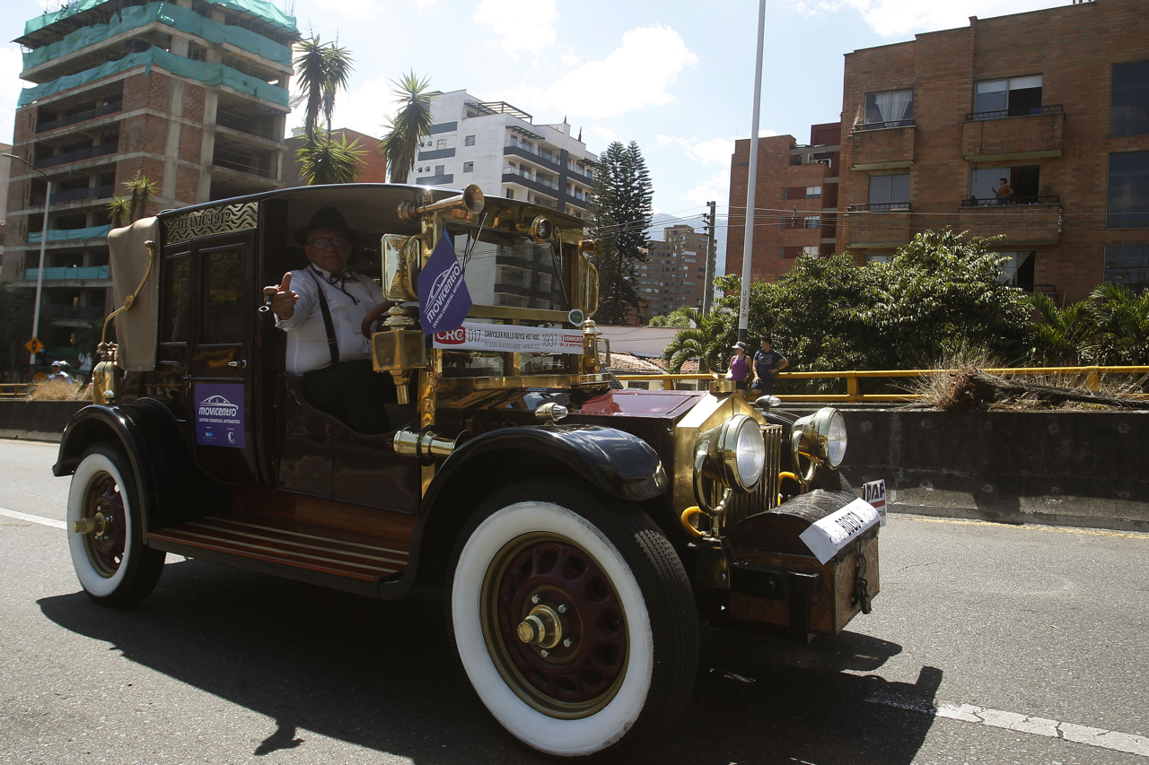 Desfile de autos antiguos en la Feria de las Flores.