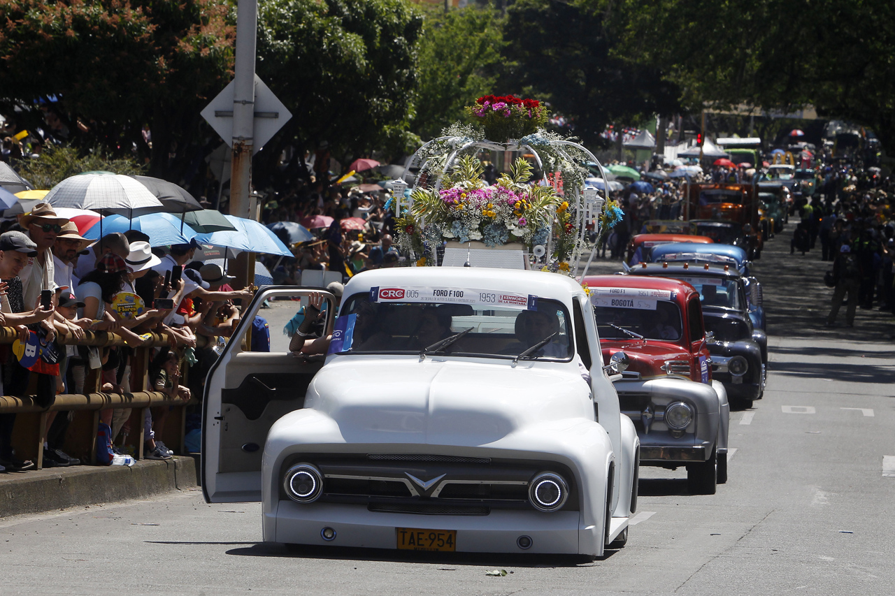 Desfile de autos antiguos en la Feria de las Flores.