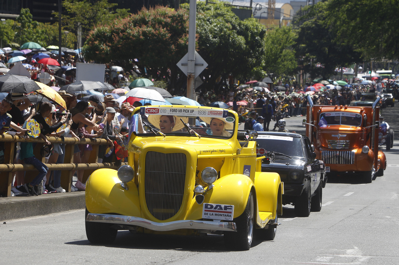 Desfile de autos antiguos en la Feria de las Flores.