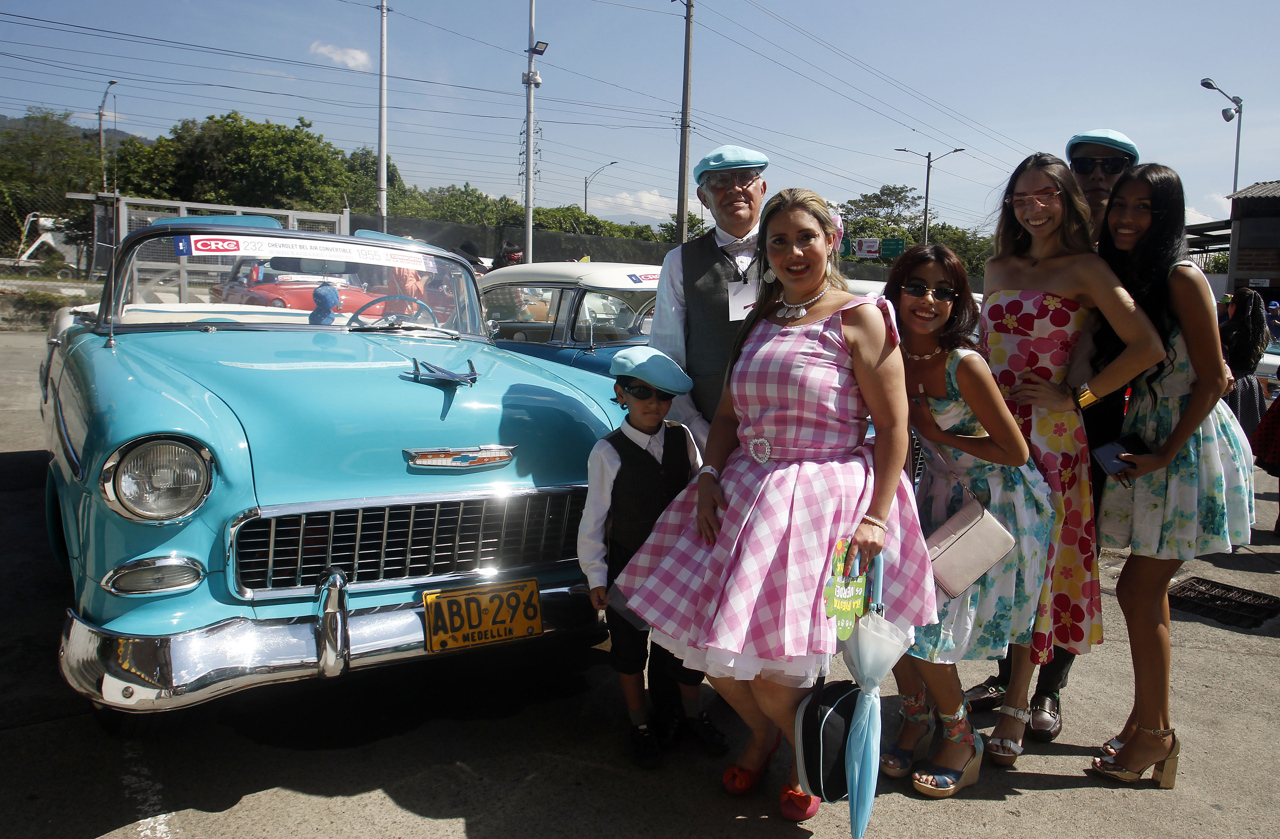 Desfile de autos antiguos en la Feria de las Flores.