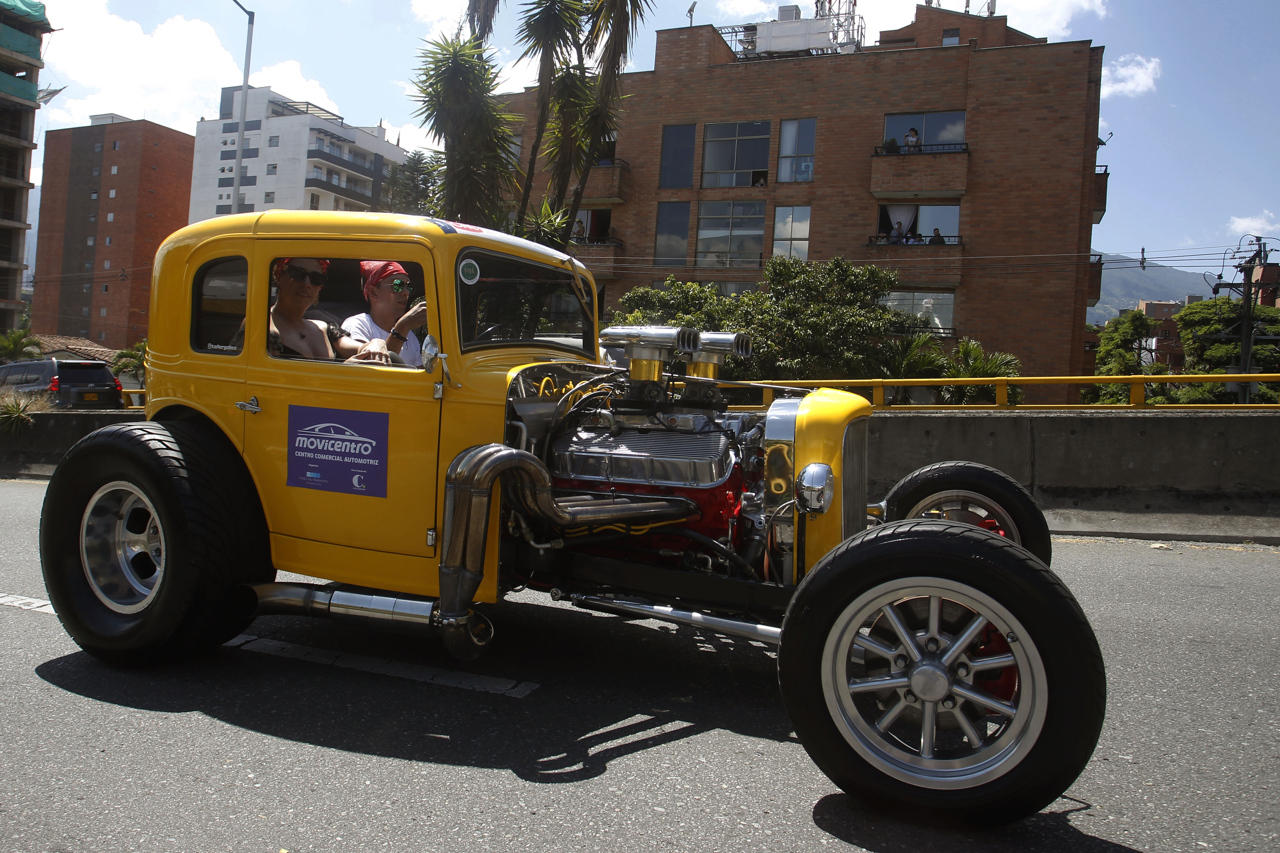 Desfile de autos antiguos en la Feria de las Flores.