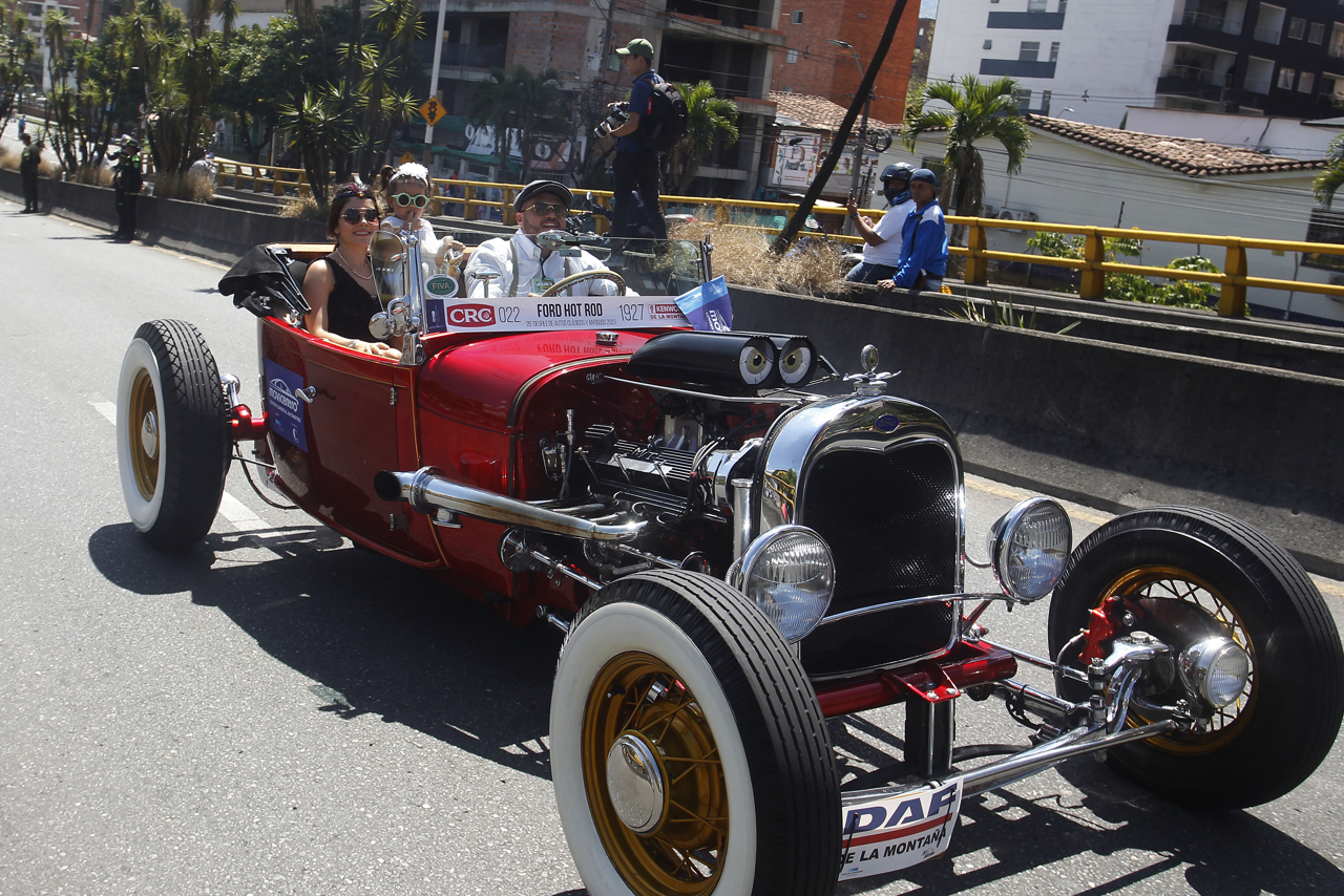 Desfile de autos antiguos en la Feria de las Flores.