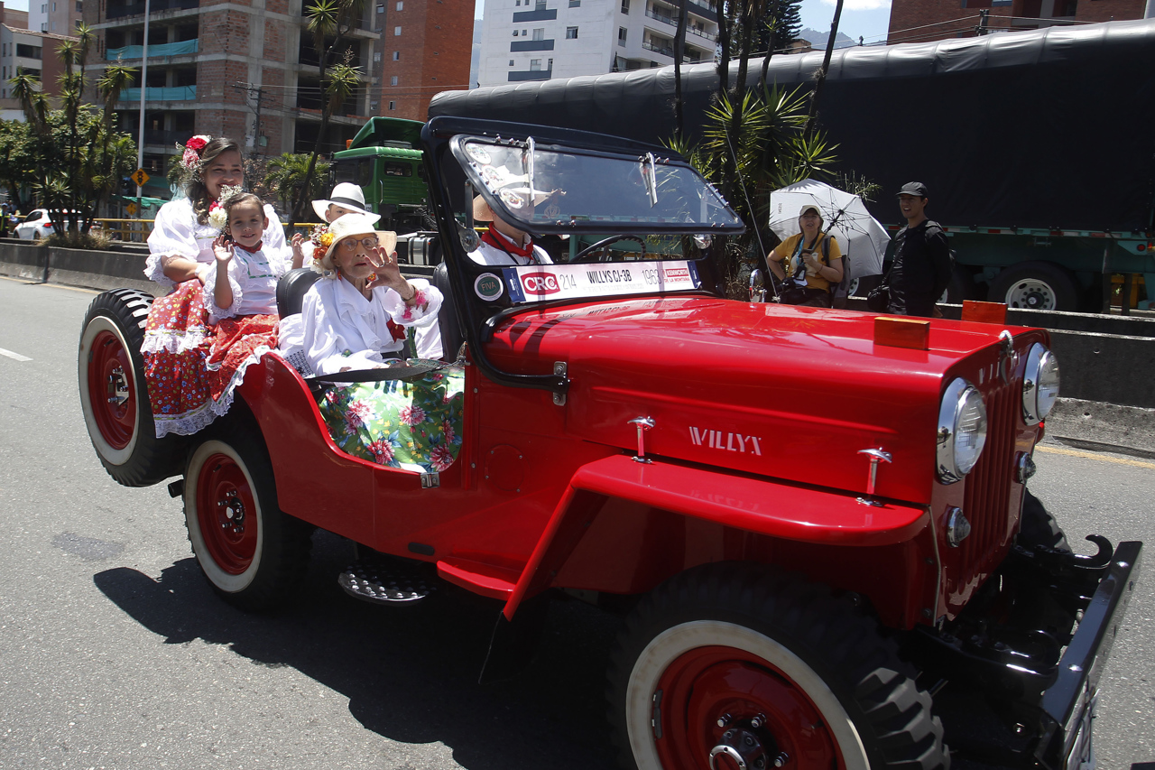 Desfile de autos antiguos en la Feria de las Flores.