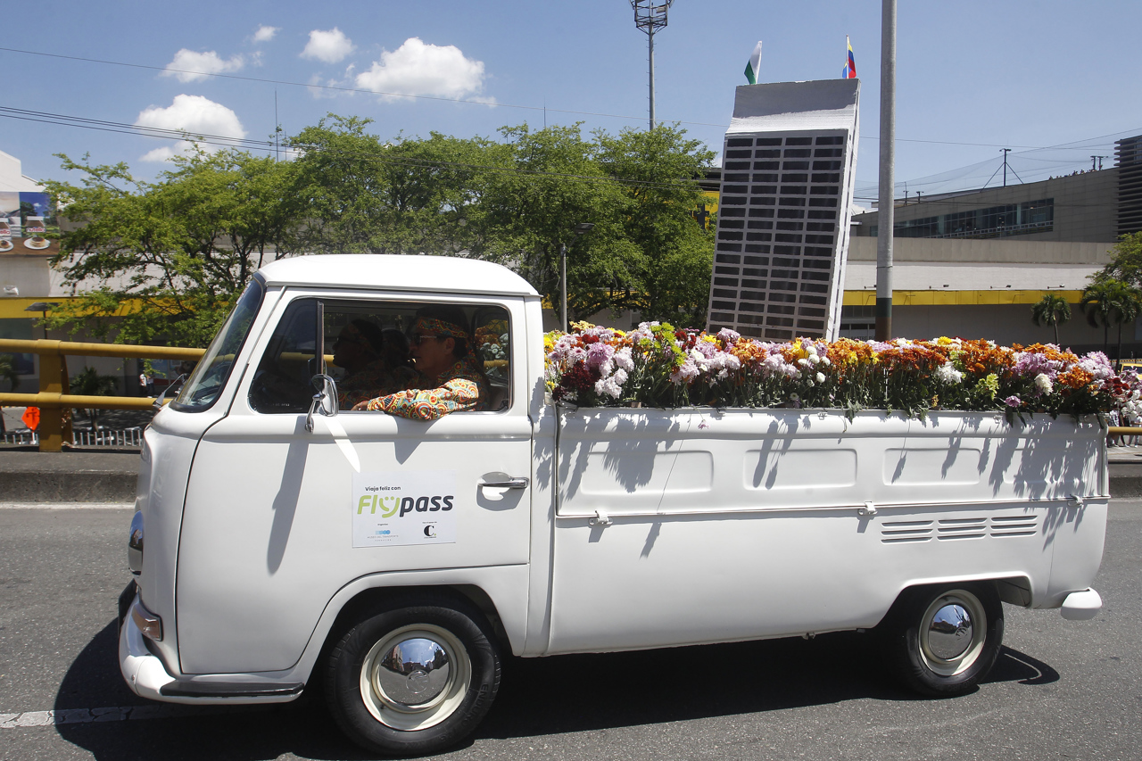 Desfile de autos antiguos en la Feria de las Flores.