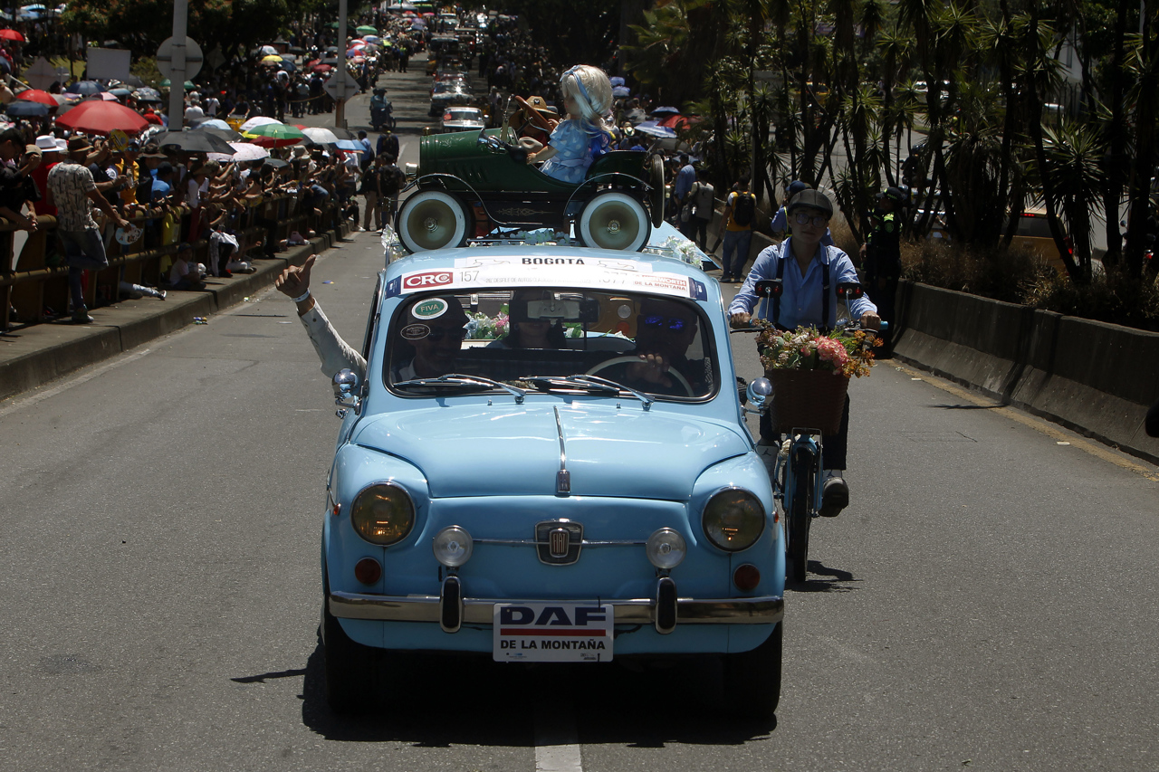 Desfile de autos antiguos en la Feria de las Flores.