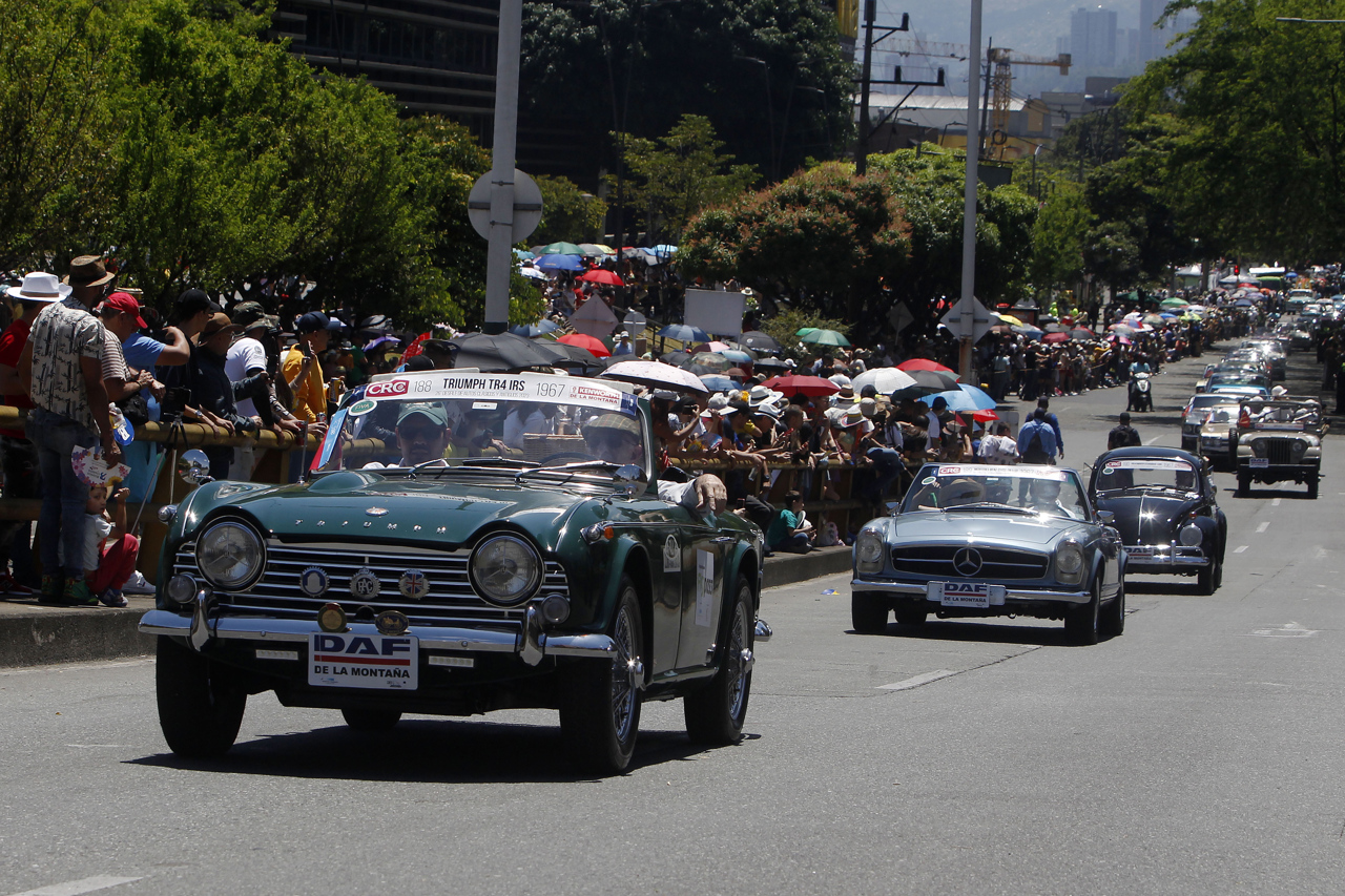 Desfile de autos antiguos en la Feria de las Flores.