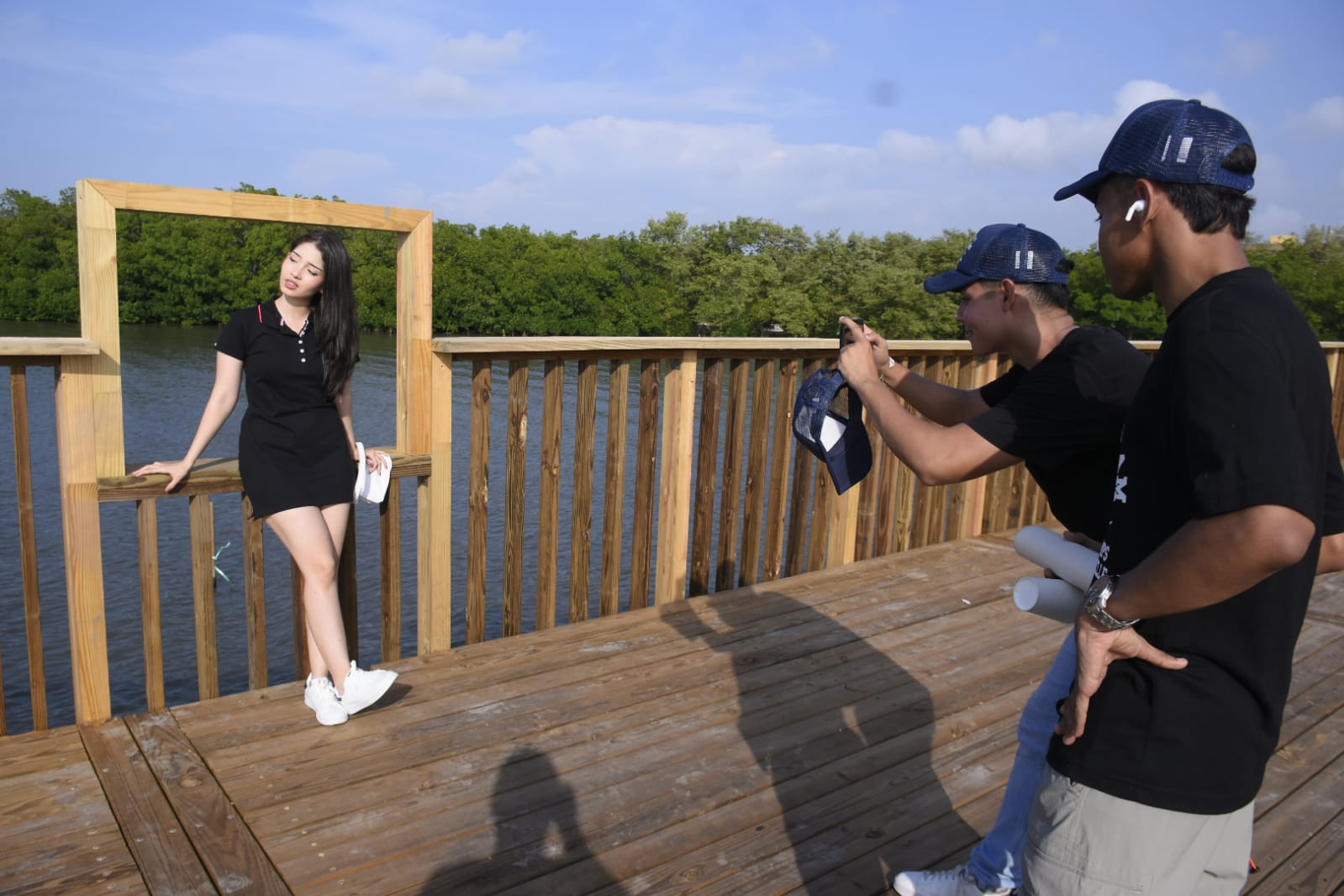 Turistas tomándose fotos de las fachadas del Ecoparque.