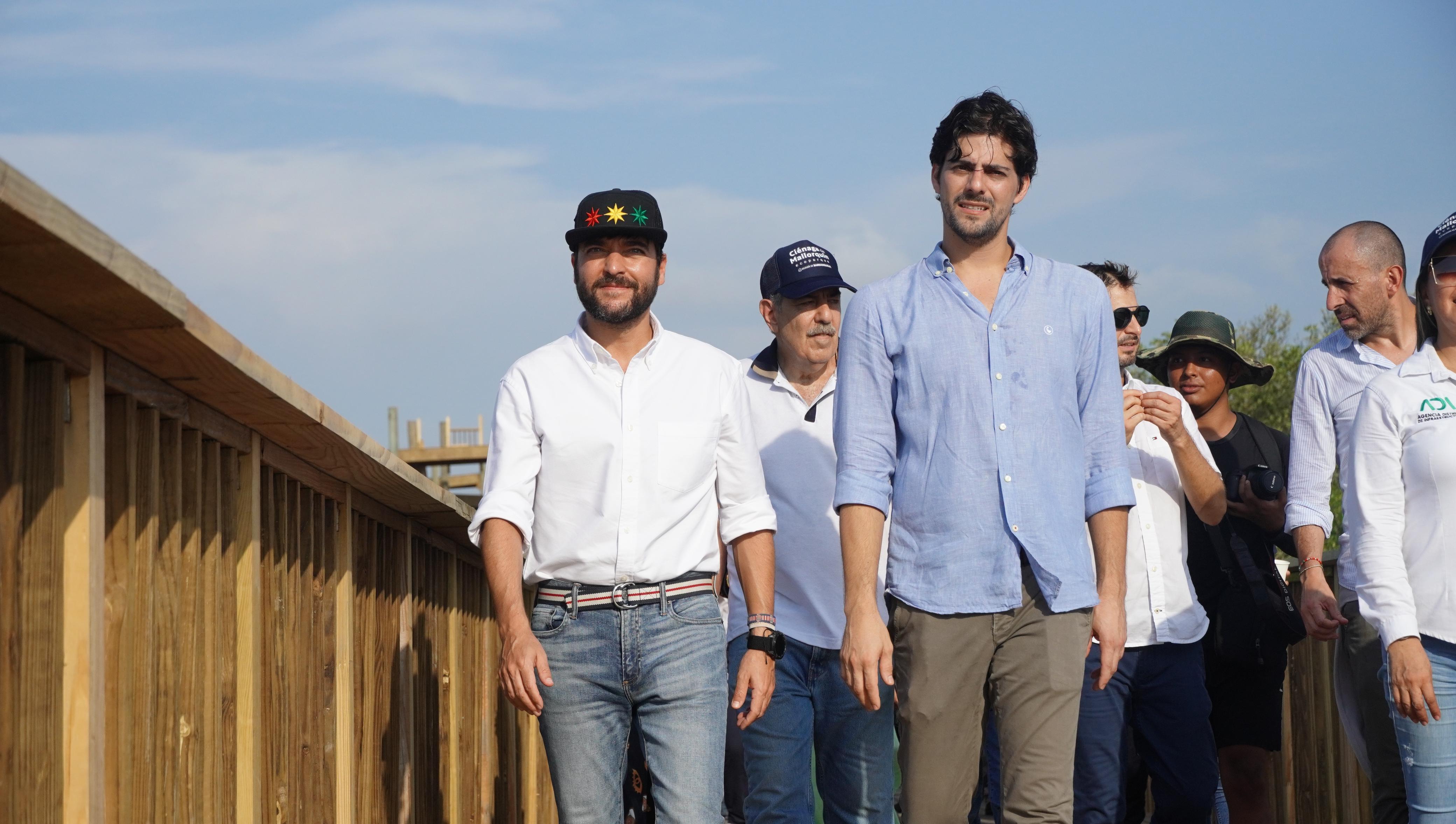 El Alcalde terminando su recorrido por la Ciénaga de Mallorquín.