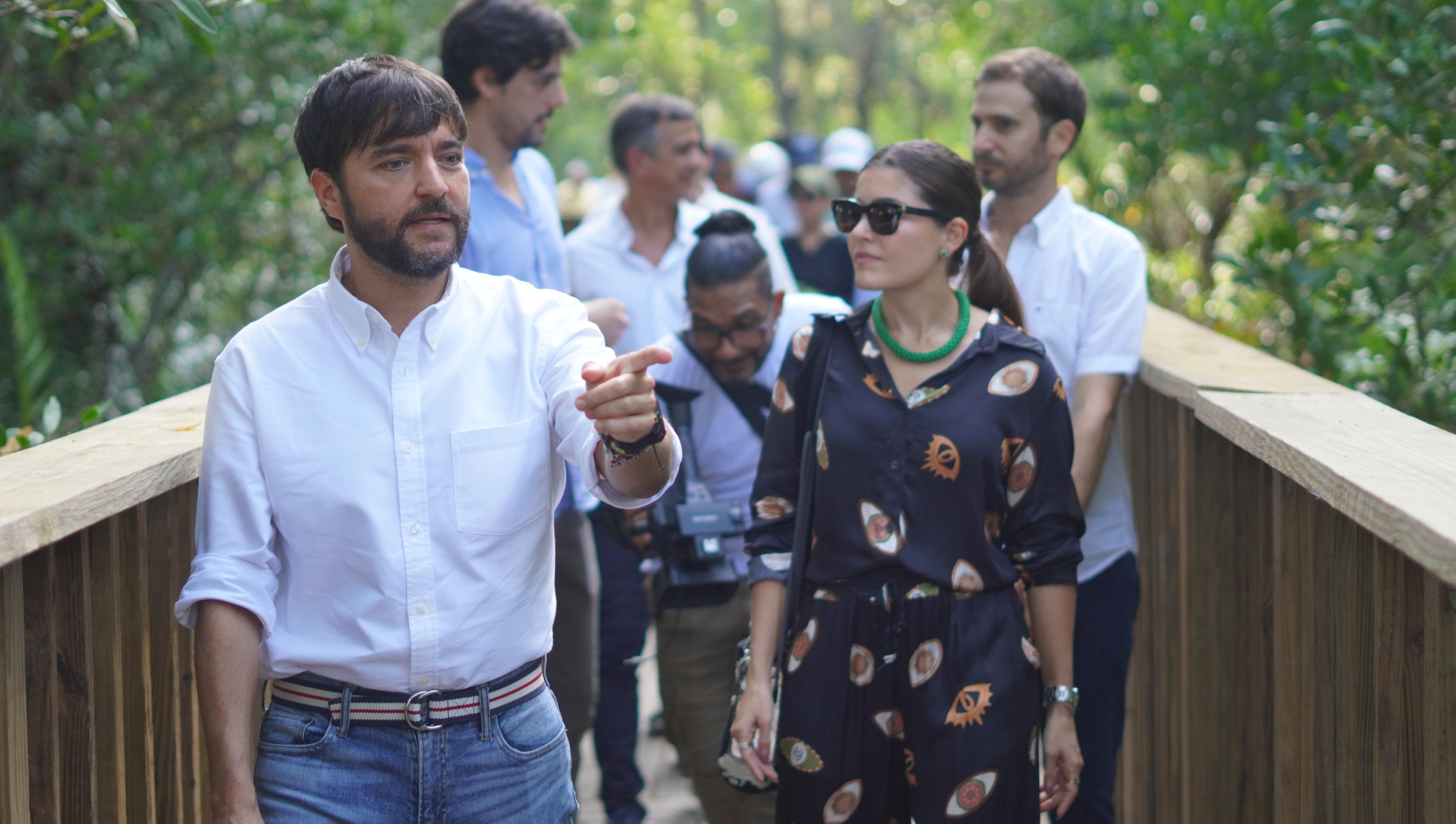 Jaime Pumarejo mostrando los alrededores del Ecoparque.