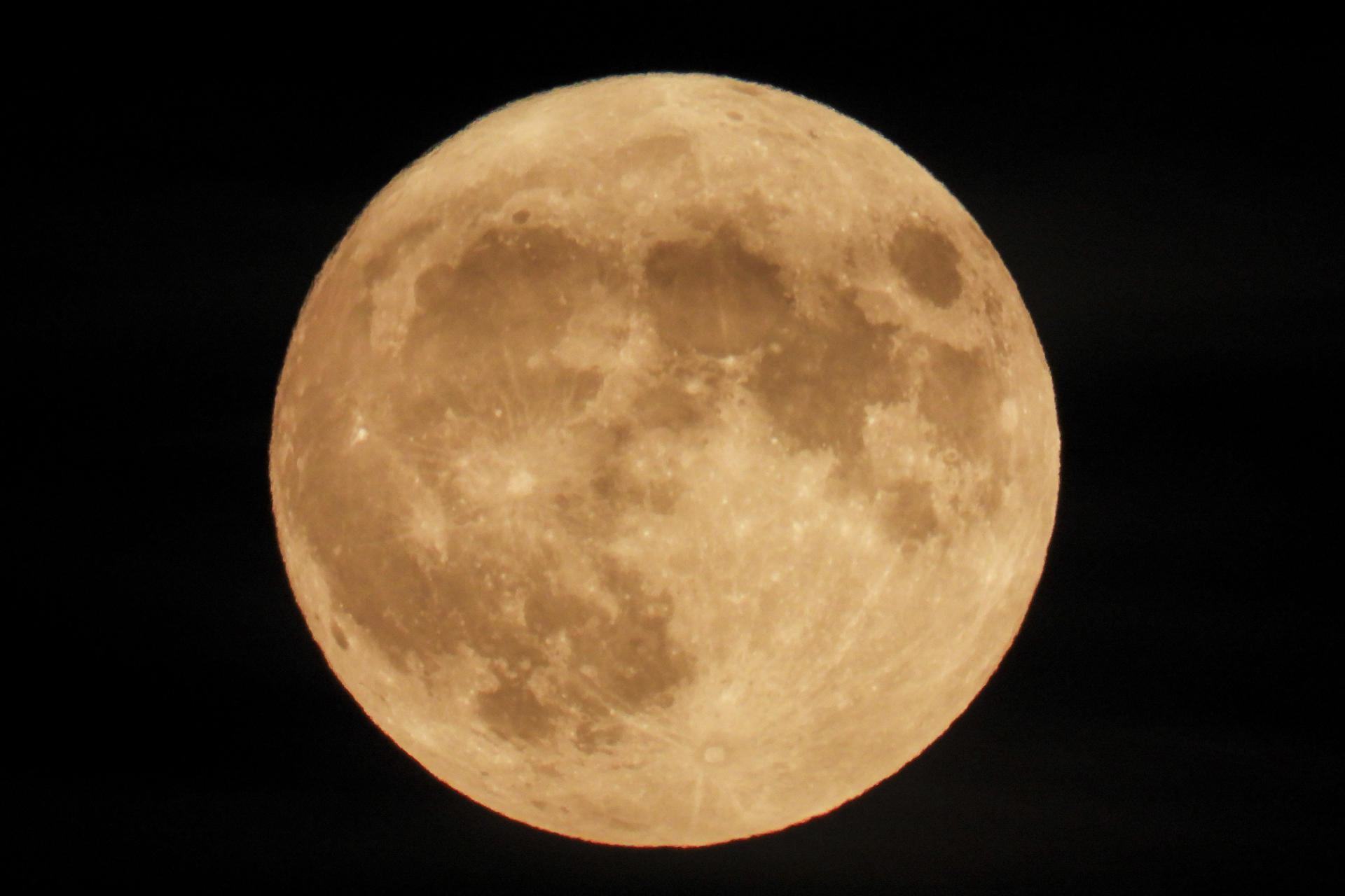 Superluna en Zaragoza, España.