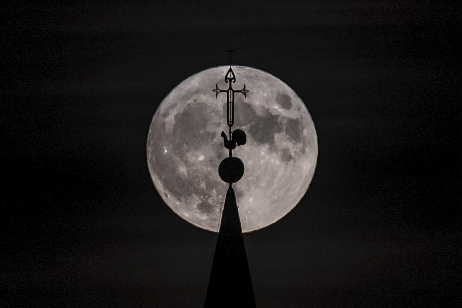 Superluna detrás del Monasterio de Uclés.