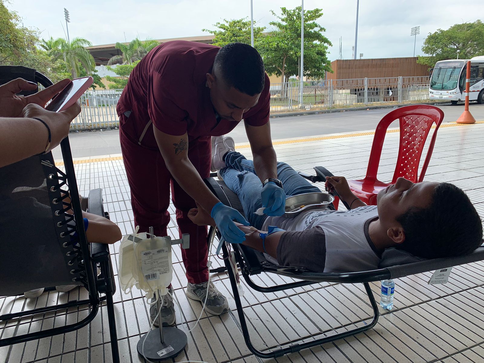 Usuario de Transmetro donando sangre.