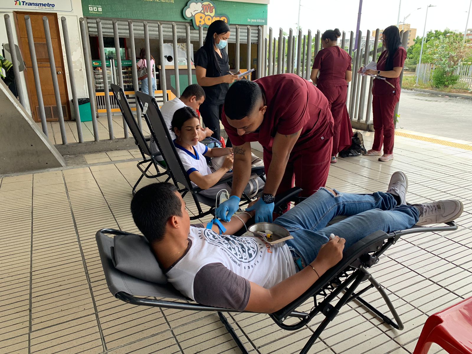 Usuario de Transmetro donando sangre.