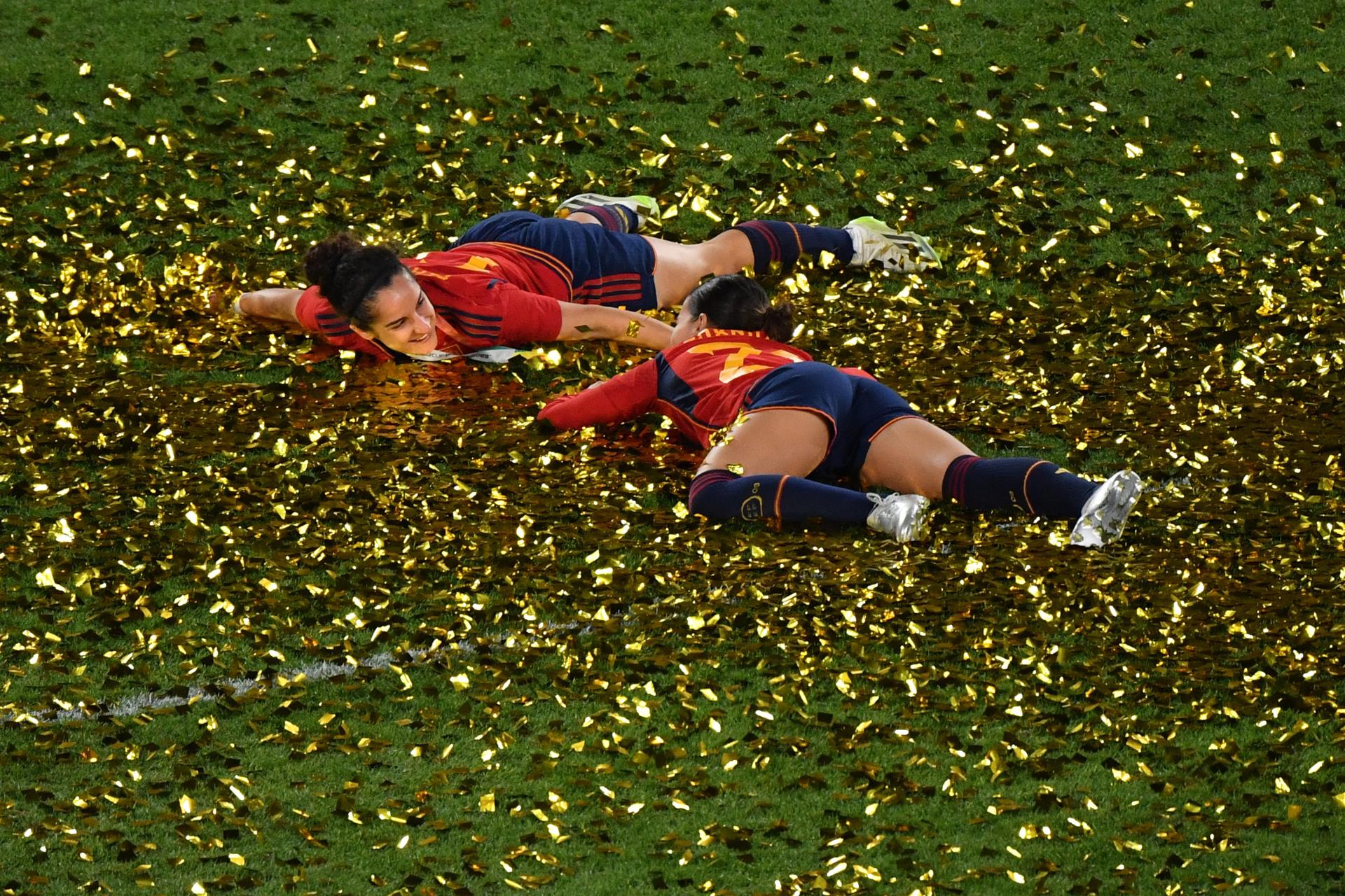 Jugadoras de España ríen tras ganar su primer título.