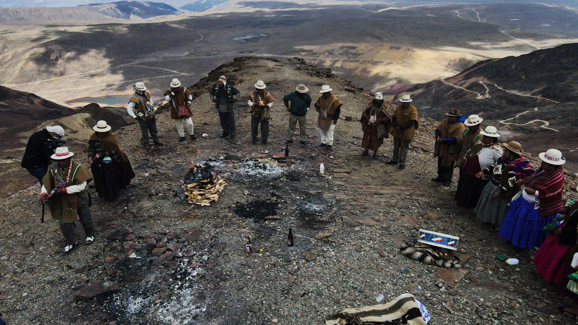 Aimaras realizan ofrenda al Pachamama.