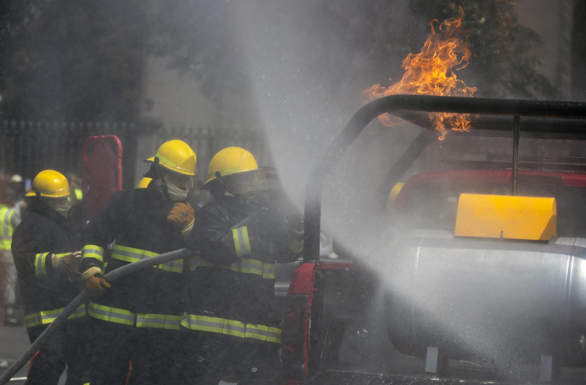 Bomberos durante el simulacro.