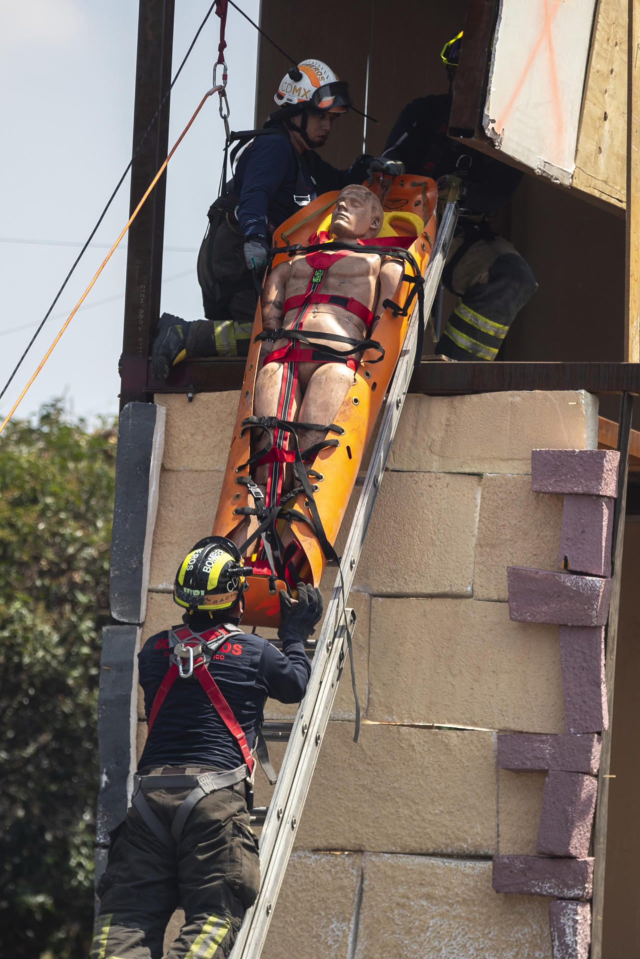 Bomberos y rescatistas en el simulacro en México.