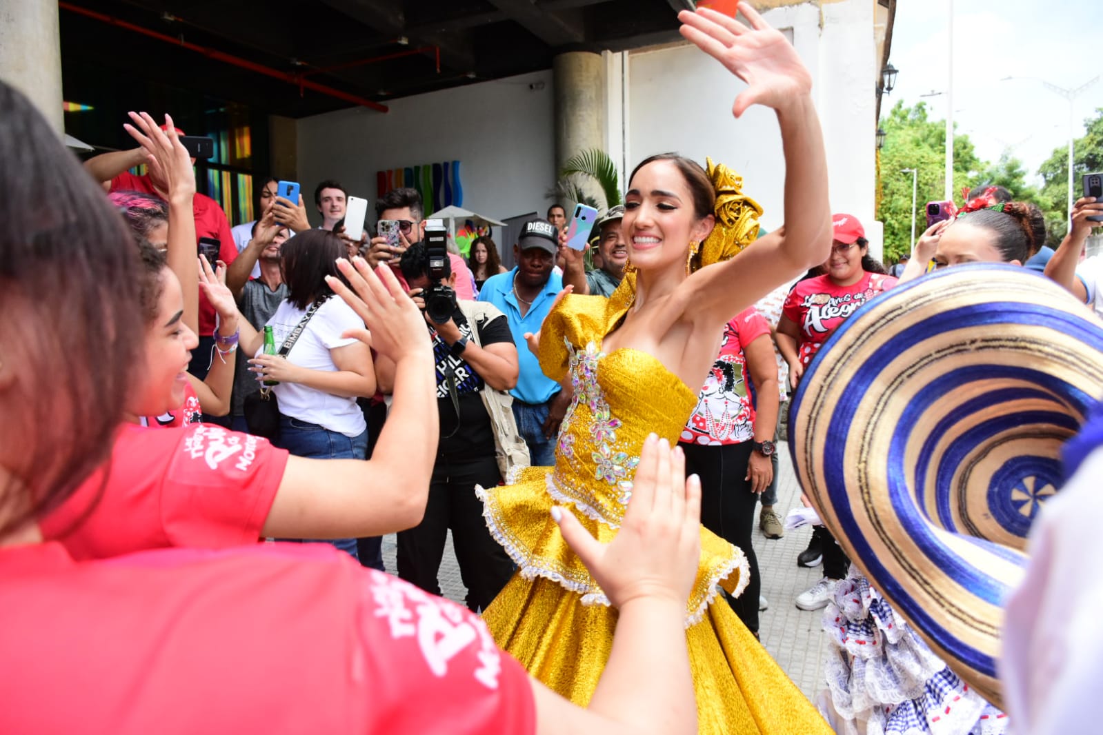 Melissa fue recibida en el aeropuerto por grupos de millo