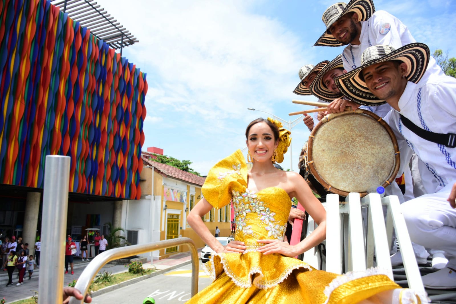 Melissa frente al Museo del Carnaval en el barrio Abajo