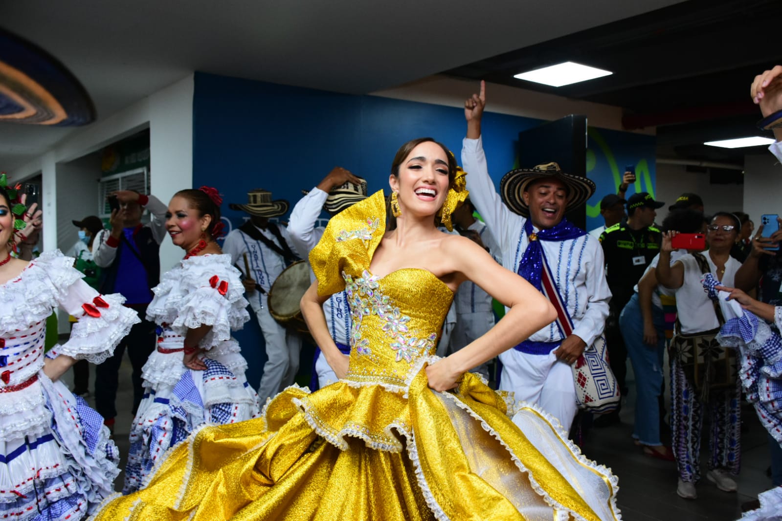 Melissa fue recibida en el aeropuerto por grupos de millo