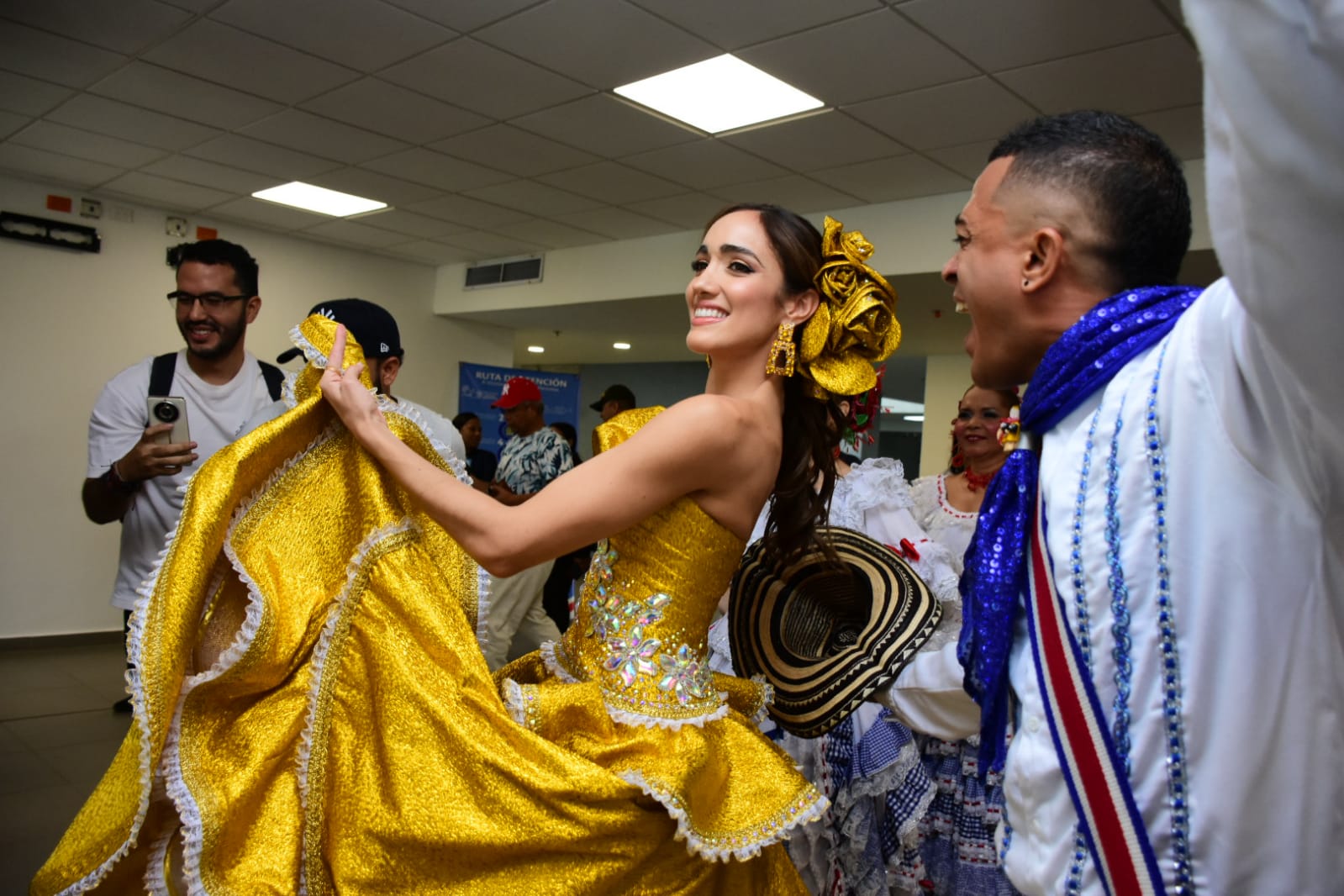 Melissa fue recibida en el aeropuerto por grupos de millo