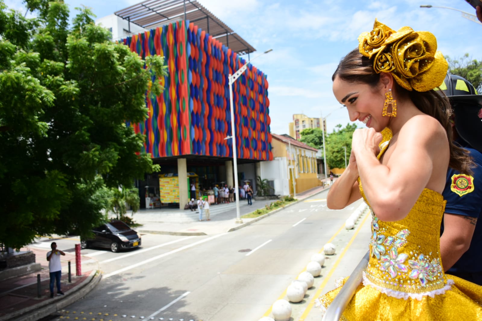 Melissa frente al Museo del Carnaval en el barrio Abajo