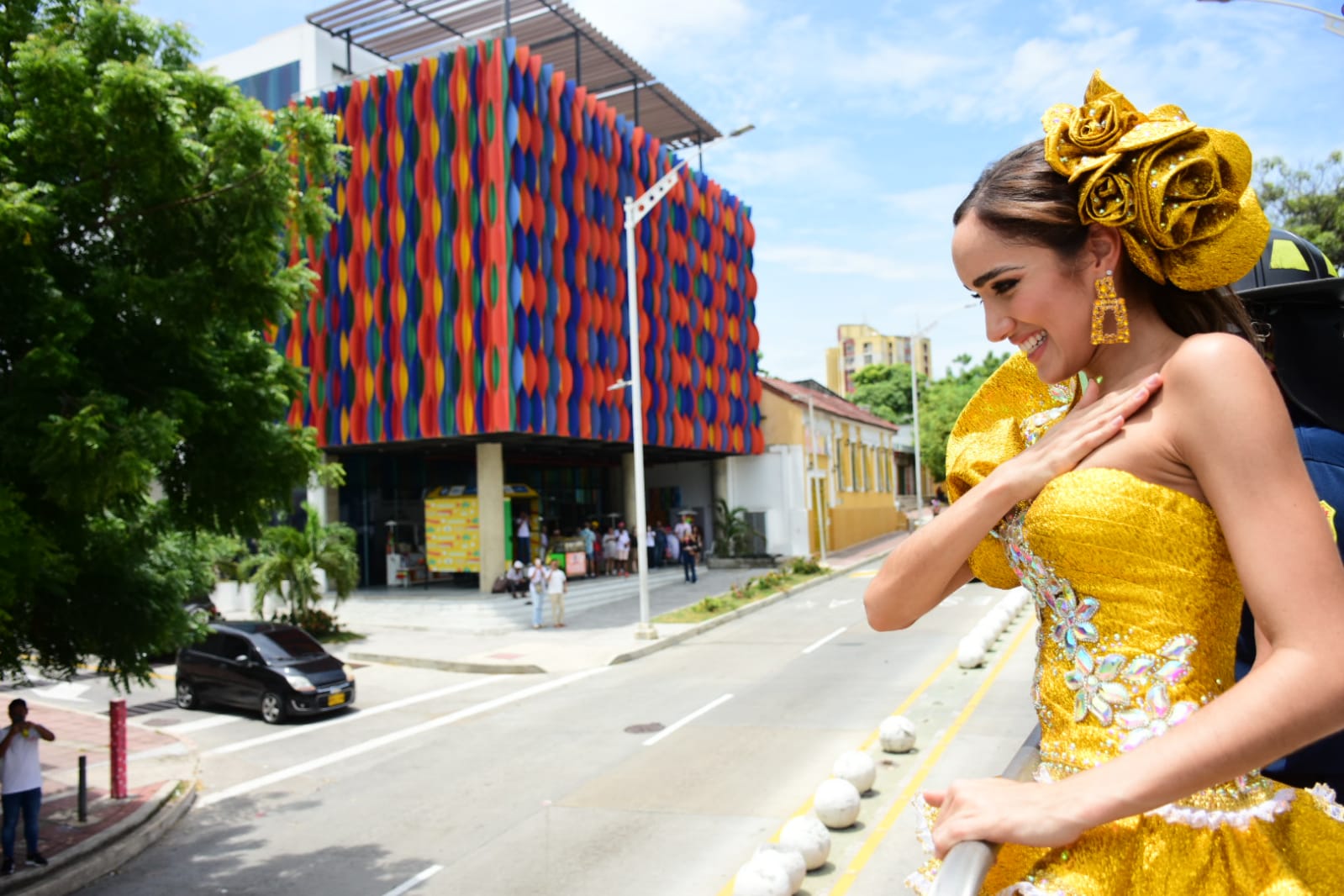 Melissa frente al Museo del Carnaval en el barrio Abajo