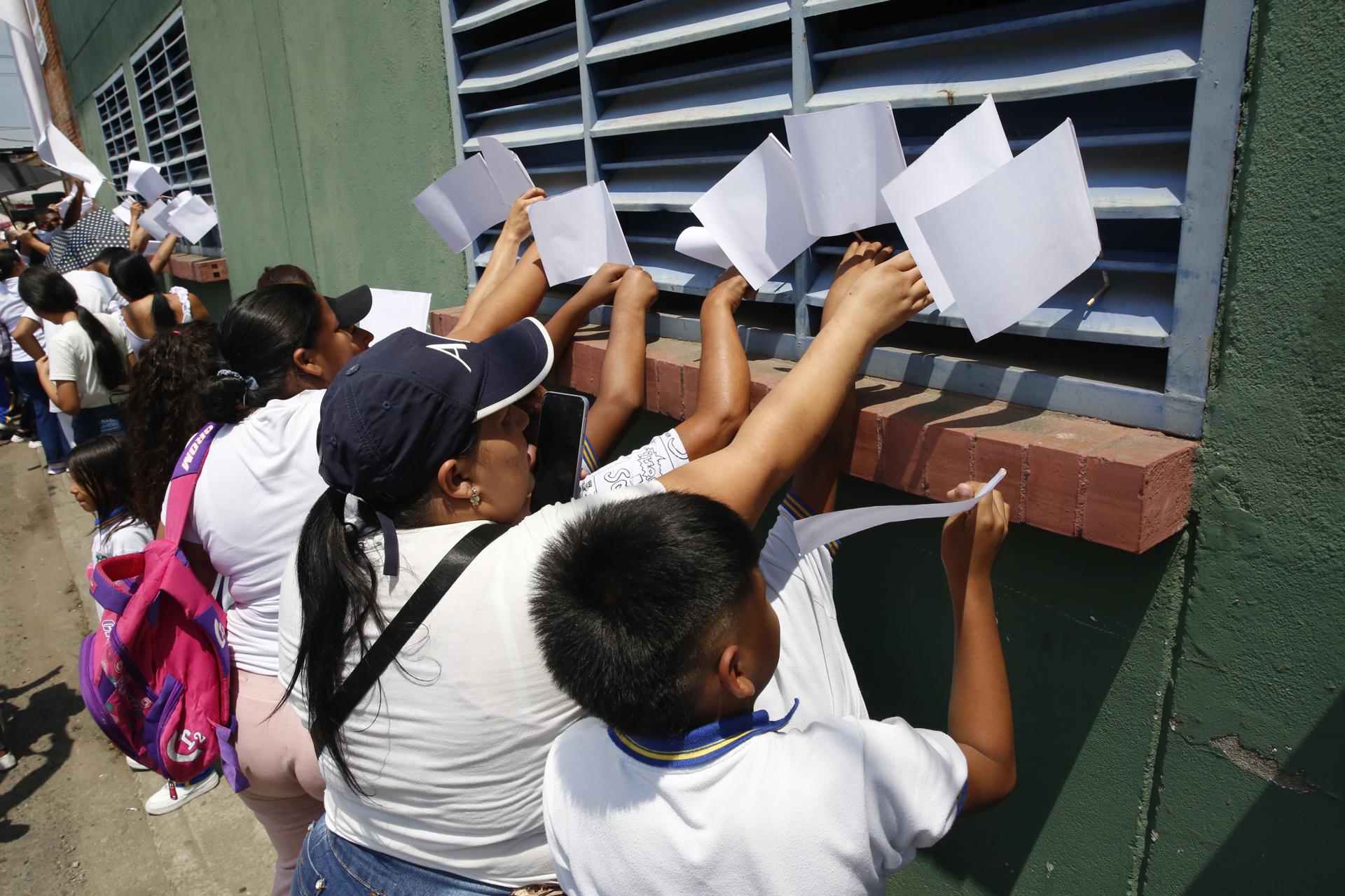 Estudiantes colocan banderas blancas en la fachada del colegio José María Obando.